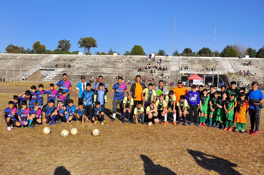 Escuela barrial de fútbol infantil de Villa del Dique en el encuentro de Embalse