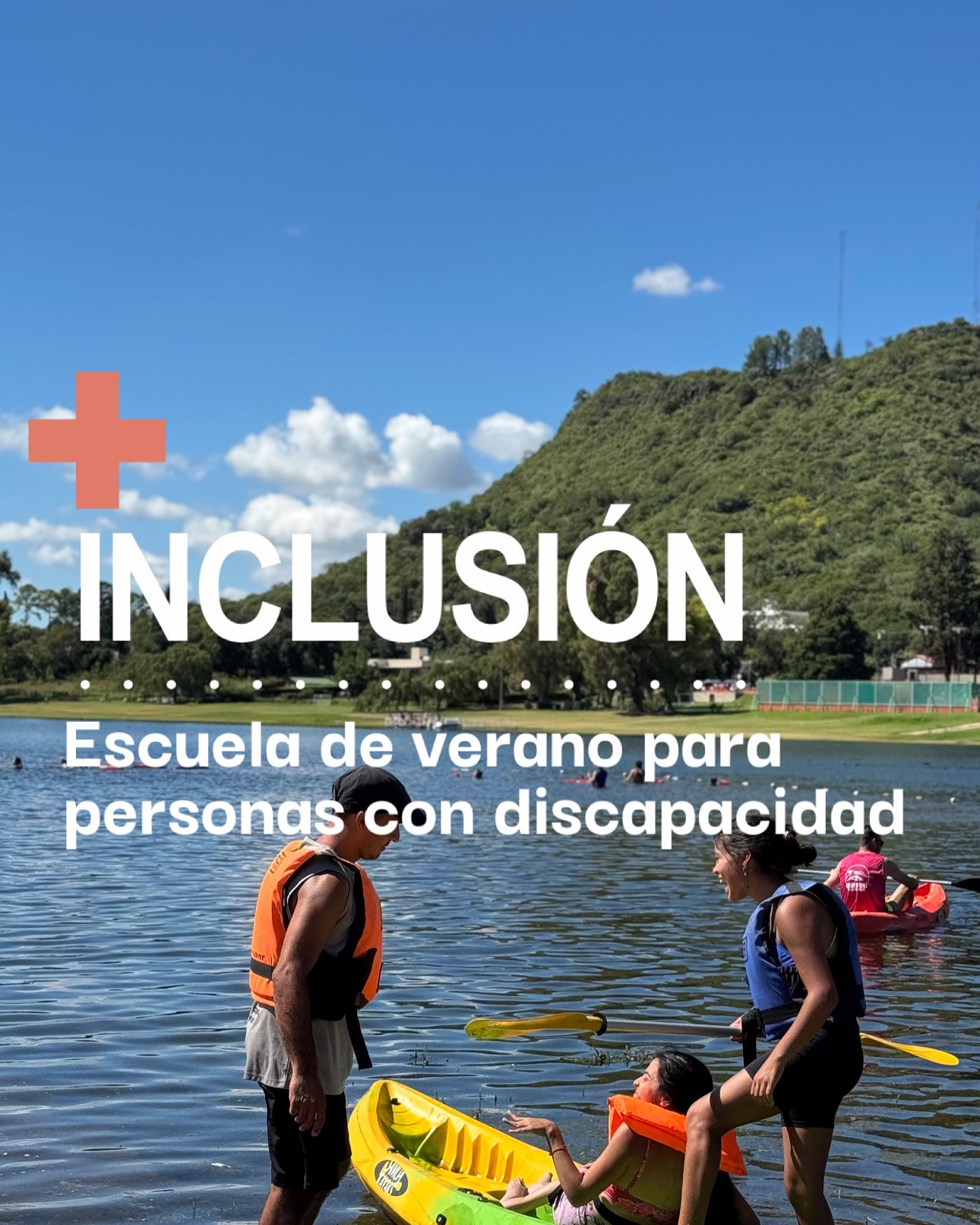 Práctica de kayak adaptado en el lago