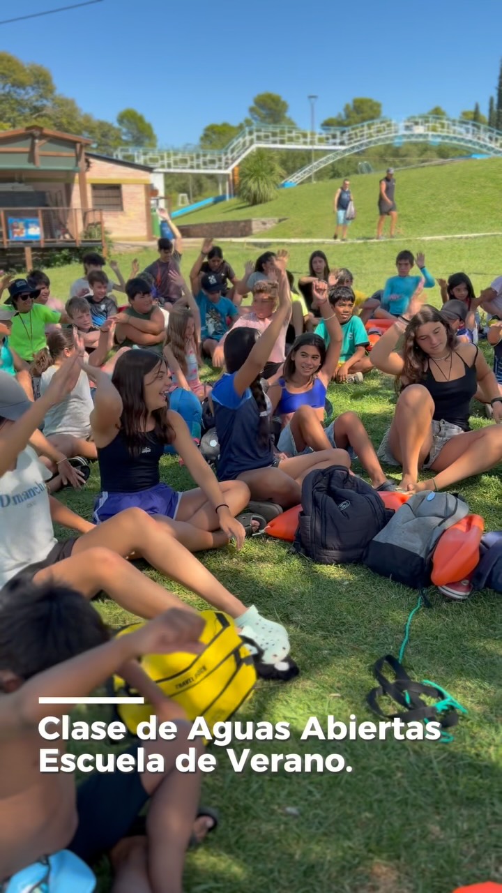 Entrenamiento de aguas abiertas con niños de la Escuela de Verano