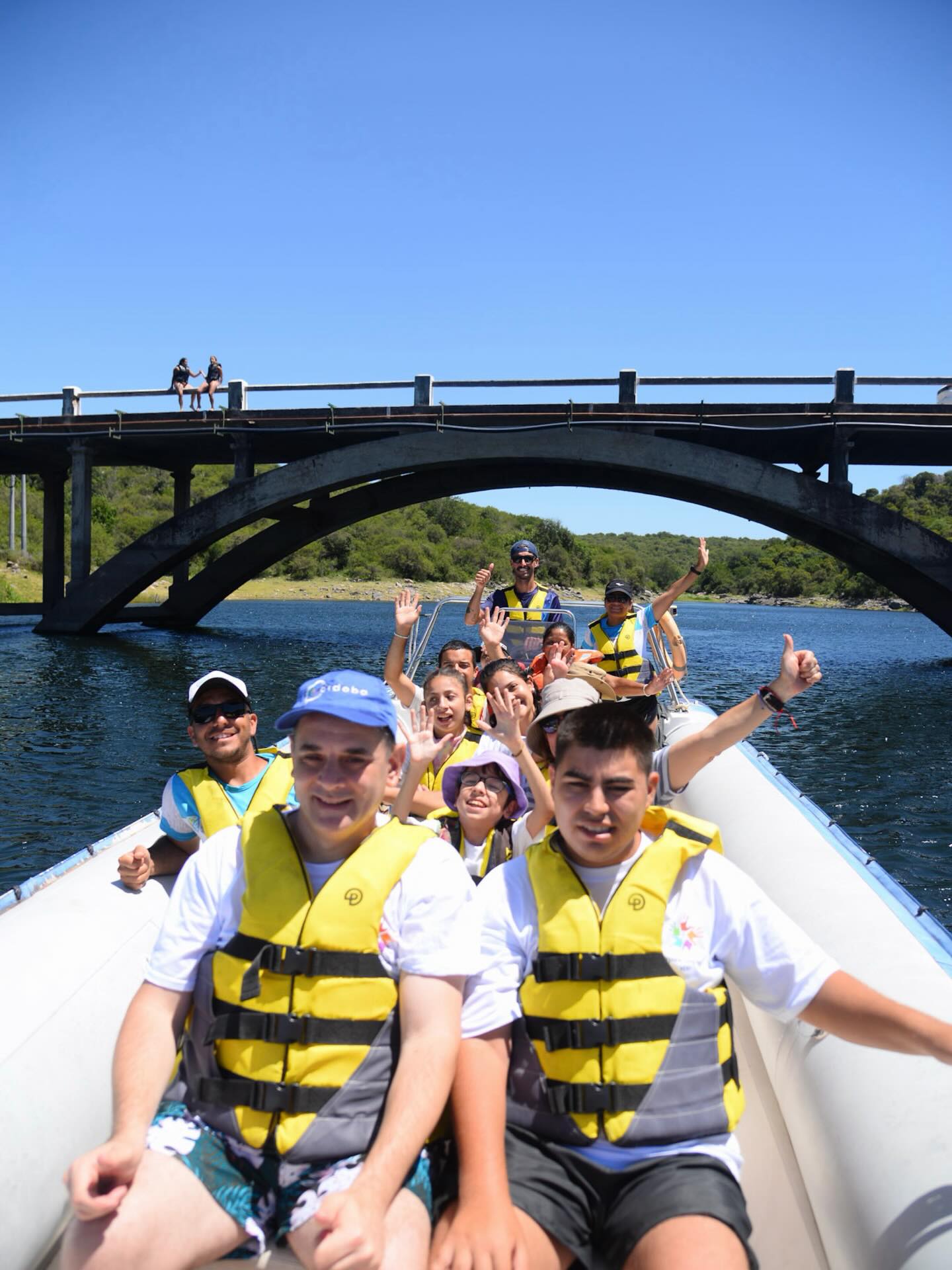 Alumnos de la Escuela de Verano Adaptada realizando navegación náutica